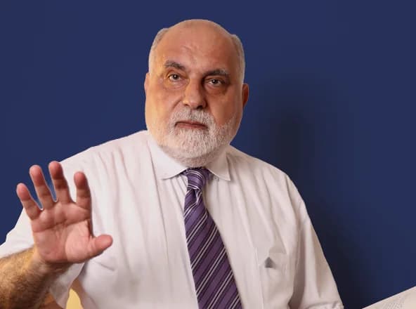Mahmoud Chehade teaching a session